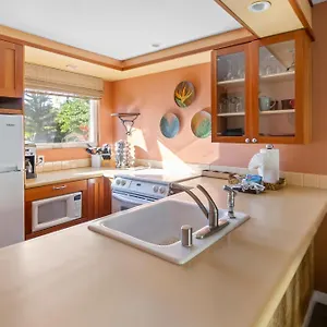 Bamboo Located Across From The Beach, 1 Bedroom Sleeps 4 Holiday home
